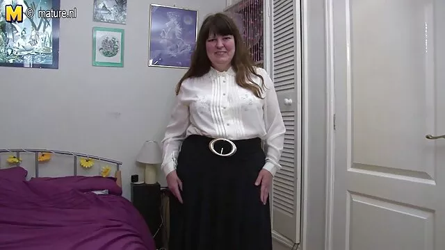 نوجوان کوچک پس از پر شدن با خروس چاق ، عکسکون متحرک صورت را دوست دارد