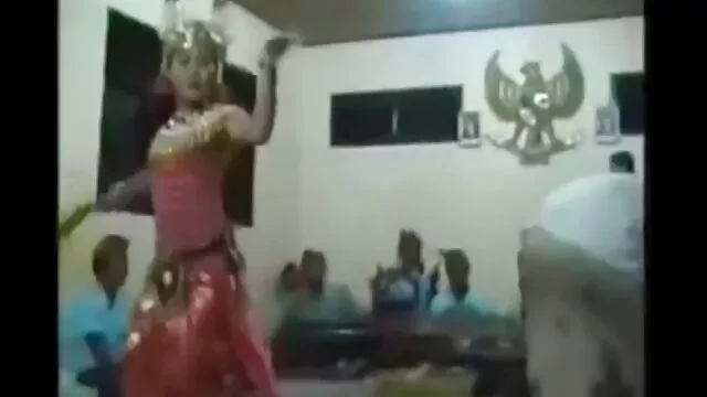 گربه عکس شهوانی کس عمومی برت روسی در حال خوردن ابی کراس